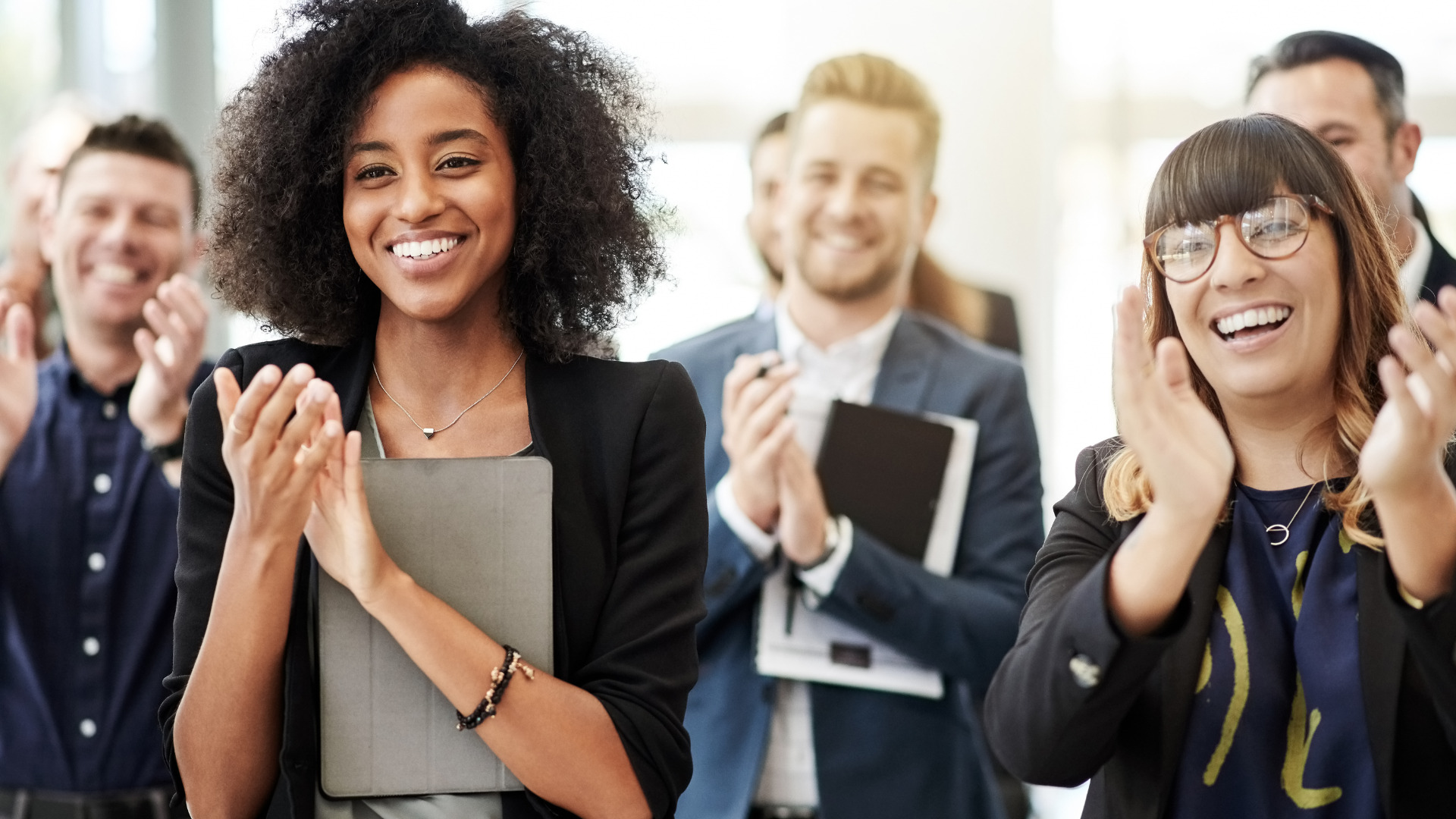 the difference between employee recognition and employee rewards